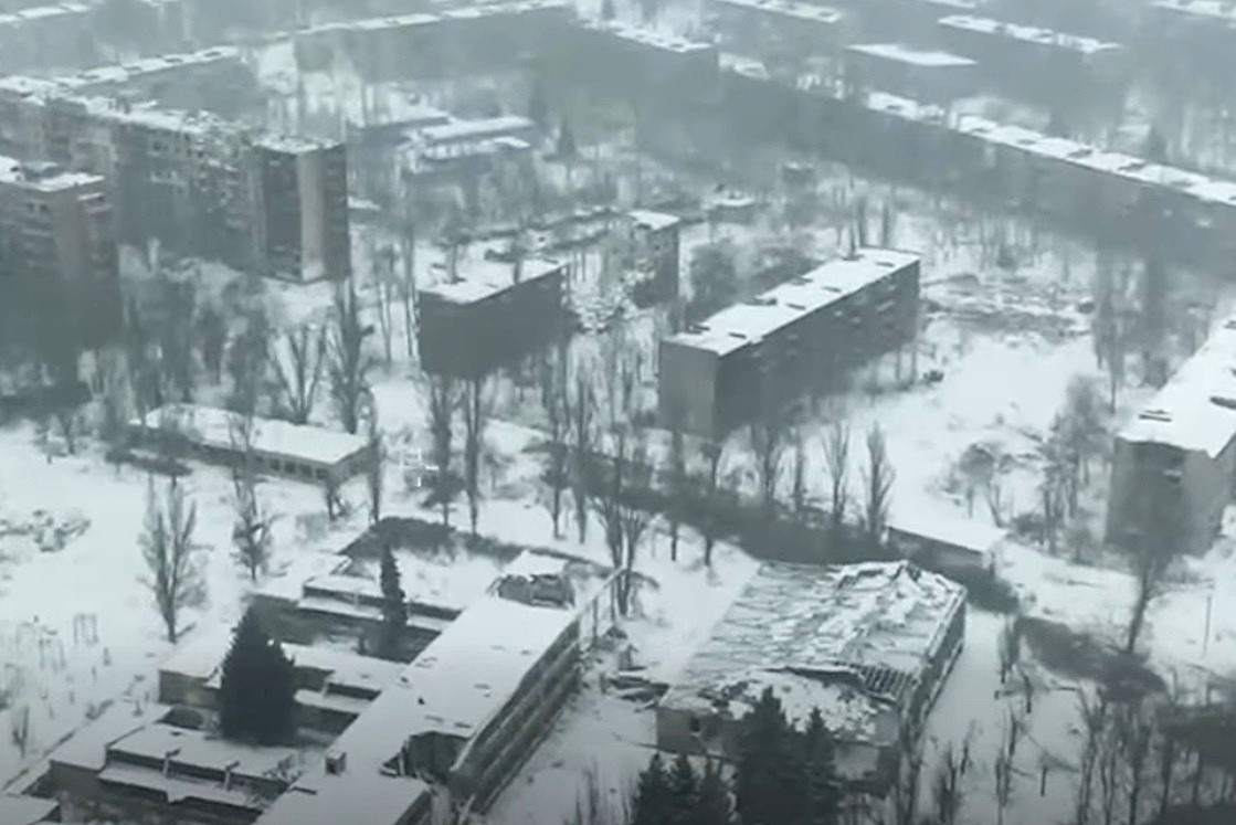 "Прошу хлеба" на снегу: украинские военные помогли дроном женщине в Константиновке (видео)